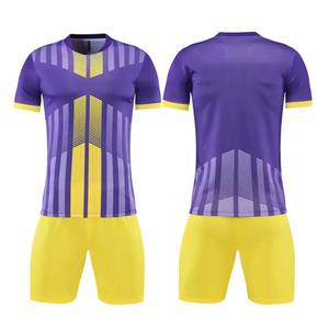 Conjunto de camiseta de fútbol de poliéster 100% hecho a medida con pantalones cortos transpirables, ropa deportiva de alta calidad a la venta - Product Image 3