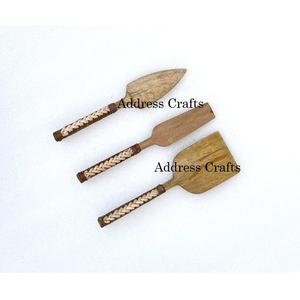 Cuchillo de queso de 3 piezas de madera de diseño personalizado de alta calidad, venta al por mayor, cuchillos de queso hechos a mano de Damasco con mango de ratán, Mesa - Product Image 4