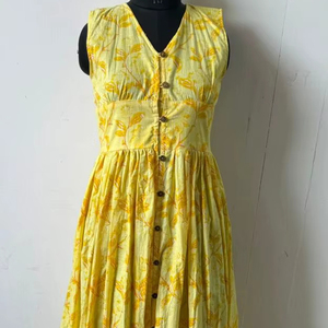 Vestido Maxi con estampado amarillo sin mangas con cintura elástica Estilo vintage romántico Botón lindo impreso para primavera y verano - Product Image 1