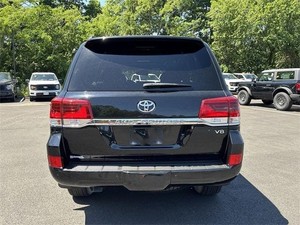 Toyota Land Cruiser SUV 2020 Impecable, Motor 6.1-8L de Aspiración Natural, Transmisión Automática, +400 CV, +500 Nm de Torque, Asientos de Cuero, Techo Solar, 8 Ruedas - Product Image 2