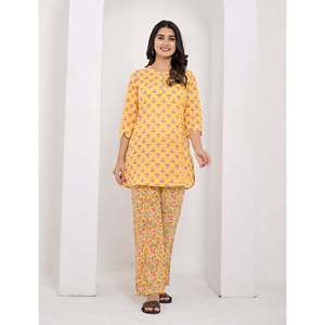 ชุดเซ็ตสองชิ้นสำหรับผู้หญิง สีเหลือง ลายบัตตา ผ้าฝ้าย ไซส์ XS/XS เสื้อแขนสามส่วน กางเกงขายาวลายเข้าชุด - Product Image 1