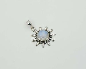 Colgante de piedra natal de junio de plata de ley sólida 925, piedra lunar arcoíris de estilo solar con ajuste de bisel, colgantes y dijes finos - Product Image 1
