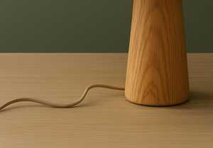 โคมไฟตั้งโต๊ะฐานไม้ที่ทันสมัยพร้อมที่ร่มผ้าจีบ/ไฟข้างเตียงแบบมินิมอลสำหรับตกแต่งบ้านโรงแรมและสำนักงาน - Product Image 5