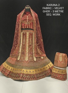 Elegante Lehenga Choli de terciopelo con intrincado bordado y blusa de diseñador para ceremonias de boda de la India - Product Image 4