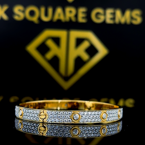 Bracelet unisexe de style hip-hop en or jaune 14 carats, design unique, serti de diamants de laboratoire de clarté VVS, taille brillant, personnalisable - Product Image 4