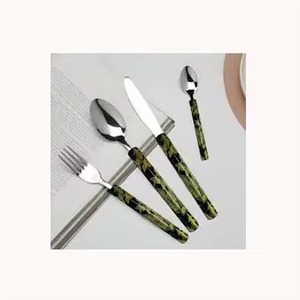 Juego de cubiertos de vajilla de acero inoxidable pulido con espejo dorado con mango de mármol negro de diseño único - Product Image 2