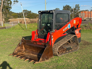 Chargeuse compacte sur chenilles Kubota SVL75 avec moteur haute performance pour les projets de construction, d'agriculture et d'aménagement paysager - Product Image 1