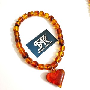 Charmant collier en résine d'ambre avec pendentif coeur perles faites à la main cadeau de bijoux romantiques pour les femmes parfait pour toutes les occasions - Product Image 5