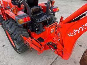 Mini-tracteur Kubota L2501 avec chargeur frontal et pelle arrière |   Tracteur agricole compact 4x4 de 25 CV |   Véhicule utilitaire multifonctionnel - Product Image 3