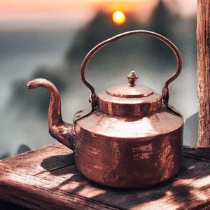 Nghệ nhân làm Ấm đun nước bằng đồng với sự tinh tế mộc mạc và sự quyến rũ thủ công phù hợp với những ngôi nhà và nhà tạo mẫu truyền thống - Product Image 3
