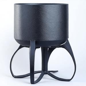 Maceta de metal rústica y pulida de dos tonos que aporta naturaleza al interior con un toque de encanto artístico industrial - Product Image 5