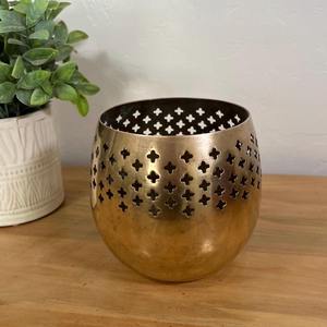 Porte-bougie en métal brillant conçu pour les maisons festives avec une finition scintillante et un effet de lueur de bougie radieuse - Product Image 4