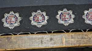 Insignias de parches de ropa bordados altos hechos a mano Nuevo diseño Requisitos personalizados Uniformes de logotipo Insignias de tela disponibles - Product Image 6