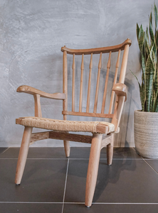 Silla de teca rústica de mediados de siglo con asiento de cuerda de papel y husillos torneados Elegante sillón de madera con encanto natural de carpintería artesanal - Product Image 2