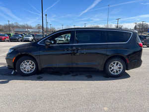 Kilometraje bajo 2025 C H R y S l e r PA CIFICA SELECT - Product Image 4