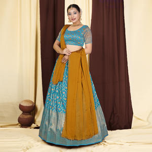 ชุดเลเฮนกาโชลีผ้าไหมบานาราสีแบบราชวงศ์ พร้อมลายดอกไม้ทออย่างประณีตและผ้าคลุมไหล่ขอบกว้าง สำหรับงานเลี้ยงฉลองสมรส - Product Image 3