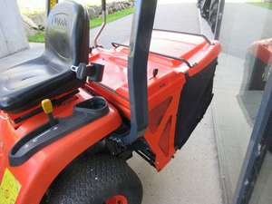 Cortacésped Kubota GR1600, motor diésel bicilíndrico de 13.5 hp, transmisión hidrostática, ancho de corte de 107 cm, recogedor de césped - Product Image 2