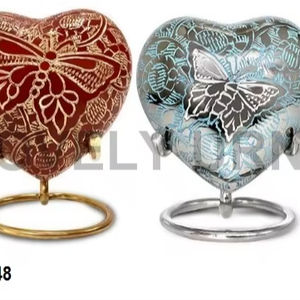 Urna A.K Midnight Black Pearl con Diseño de Corazón de Mariposa Blanca, Ecológica y Personalizable, con Capacidad de 200 Pulgadas Cúbicas para Cremación de Adultos - Product Image 1