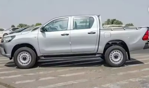 Vehículos Usados Hilux DC 2.4D M-T 4X4 2022-2023 con Ventanas Eléctricas, Plateados, Volante a la Derecha/Izquierda - Product Image 4