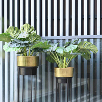 Pot Bunga Berkualitas Tinggi dengan Finishing Emas dan Hitam, Dilengkapi Stand, Dekorasi Bunga Tinggi, Vas Bunga dari India