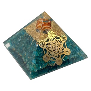 Cristal de piedras preciosas de pirámide de orgón de apatita a granel hecho a mano para inspiración de Chakra de la garganta y energía curativa - Product Image 3