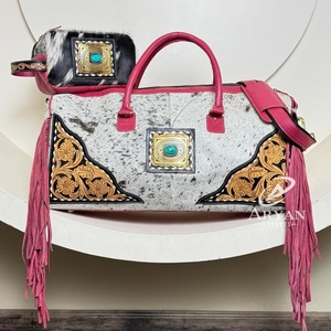 Sac de voyage en cuir de vachette usiné à la main et trousse de toilette de grande capacité en pierre de turquoise pour femmes - Product Image 1