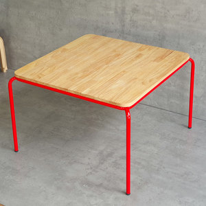 Mesa Cuadrada Minimalista de 70x70cm para Jardín de Niños KGD025, Diseño Moderno con Tablero de Madera y Patas de Hierro con Recubrimiento en Polvo para Uso Escolar - Product Image 6