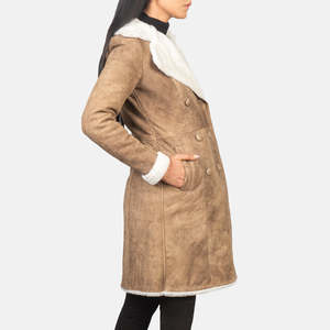 Abrigo de Piel de Oveja Amie Brown, Estilo Doble Botonadura, con Efecto Desgastado - Product Image 2