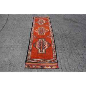 Alfombra Turca de 3.1x10.4 pies, Alfombra Herki Vintage, Alfombra de Lana Roja Sólida - Product Image 1