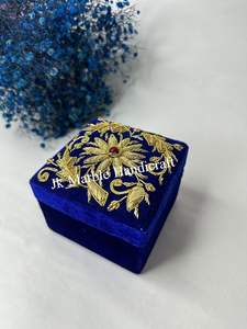 Caja de Joyería Personalizada Bordada en Tela Azul Shanell de Forma Cuadrada de Lujo Hecha a Mano, Mejor Precio Disponible Aquí - Product Image 3