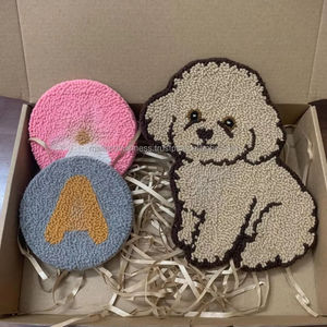 ที่รองแก้วและแผ่นรองแก้วผ้าวูลปักลายแบบเข็มเจาะแบบคลาสสิกงานแฮนด์เมดสั่งทำพร้อมพิมพ์ซับลิเมชันภาพสัตว์เลี้ยงที่ทนทานเป็นมิตรกับสิ่งแวดล้อม - Product Image 1