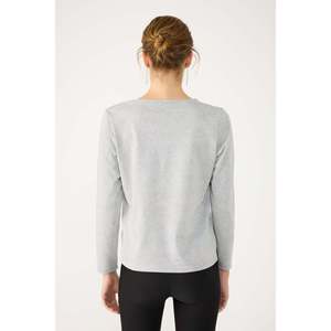 Camiseta Brillante de Manga Larga con Cuello en V - Product Image 5