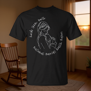 La salute mentale materna conta: T-shirt post-parto per promozioni con scritta 'Holding Them Both' - Product Image 3