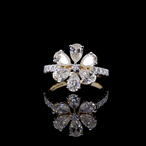 แหวนดอกไม้ประดับเพชรทรงลูกแพร์ที่เพาะเลี้ยงในห้องปฏิบัติการ |   แหวนเพชรดีไซน์ดอกไม้ทันสมัย ชุบโรเดียม 14KT รับรองโดย IGI สำหรับงานแต่งงาน - Product Image 1