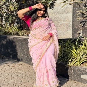 Sari VASTRA COTTAGE de Georgette Suave con Bordado Intenso y Borde de Encaje con Lentejuelas, Blusa con Bordado a Mano en Contraste, Sari para Fiesta - Product Image 5