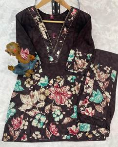 Ensemble coordonné en coton festif pour femmes |   Haut Kurti imprimé élégant avec pantalon |   Fabricant de vêtements ethniques décontractés - Product Image 4