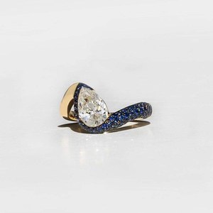 Anillo de compromiso con diamante de corte pera y banda de chevron, anillo de boda curvo de oro con diamantes cultivados en laboratorio, regalo de joyería de aniversario moderno y personalizado - Product Image 2