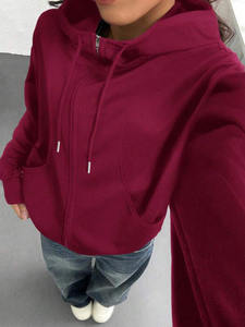 Sweat à capuche oversize à col cheminée avec fermeture éclair, logo personnalisé, en molleton de coton imprimé et brodé, style streetwear, pour femme, idéal pour l'hiver et les activités quotidiennes. - Product Image 4