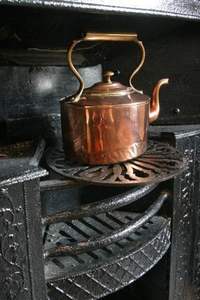 Théière en cuivre massif avec des détails artisanaux uniques pour un charme d'antan dans le service à thé et la décoration de la cuisine - Product Image 6