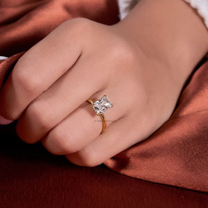 Bague de fiançailles en diamant Moissanite coupe radiante 2.05 Ct pour femme Bague Moissanite radiante à glace pilée allongée avec halo caché - Product Image 5