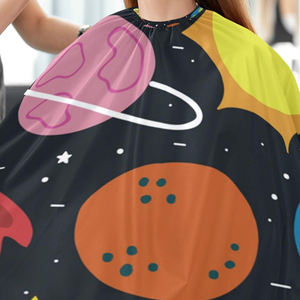 Capas de Barbero con Orificios para los Brazos, Cierre Ajustable, Impresión por Sublimación, Antiadherentes, Resistentes al Agua, Tela de Poliéster, Logotipo Personalizado - Product Image 6