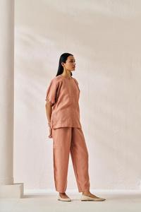 Ensemble coordonné élégant en couleur pêche blush pour femmes, comprenant un haut uni à coupe décontractée et un pantalon large assorti, conçu pour un style effortless. - Product Image 2