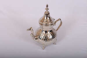 Tetera de diseño en relieve de latón puro, colección de utensilios de cocina de Metal para servir té caliente - Product Image 2