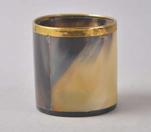 Verre à boire en corne naturelle artisanal de luxe avec un élégant accent de bordure dorée, authentique verre à shot en corne de buffle poli - Product Image 1