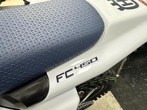 Disponible dès maintenant : Nouvelles motos de motocross FC 450 2025 en stock - Product Image 5