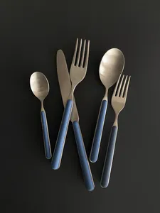Couverts élégants à poignée en résine blanche avec tête finie en argent Couverts de qualité supérieure parfaits pour les repas, les cadeaux et les événements de restauration - Product Image 5
