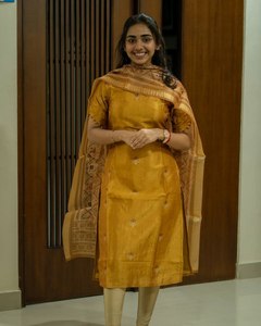 Avec une belle décoration avec des impressions de conception culturelle du sud en tissu de soie pure BANARASI Kurti Bottom & Dupatta Set à vendre - Product Image 4