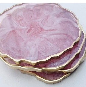 Juego de posavasos de resina de lujo con acabado metálico para sala de estar y cocina - Product Image 3