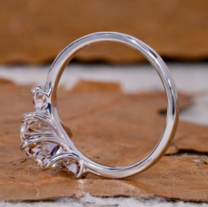 Bague romantique diamant de laboratoire ovale et ronde coupe trois pierres Solitaire bague de fiançailles pour cadeau de mariage fête ou anniversaire - Product Image 2