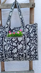 Grand sac fourre-tout réversible en coton matelassé imprimé à la main sac à provisions à bandoulière quotidien polochon matelassé écologique pour l'été - Product Image 4